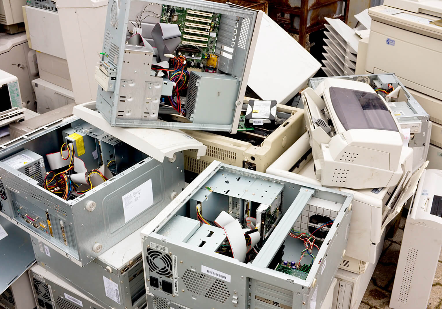 Resíduos de equipamentos eletrónicos - e-waste aguardando reciclagem responsável e certificada